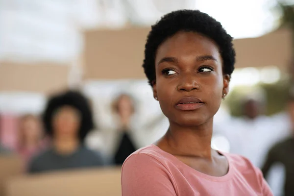 Afrikansk amerikansk ung kvinna ledande grupp av multiracial demonstranter — Stockfoto