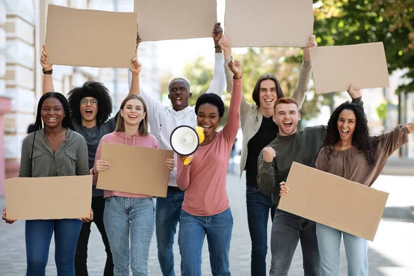 Nero motivato signora leader gruppo di scioperanti — Foto Stock