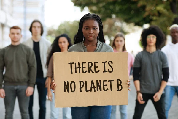 There is no planet B placard in african woman hands — Stock Photo, Image