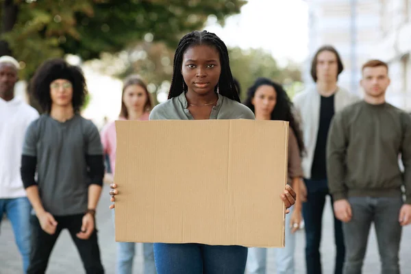Mujer negra con cartel vacío liderando a un grupo de manifestantes —  Fotos de Stock