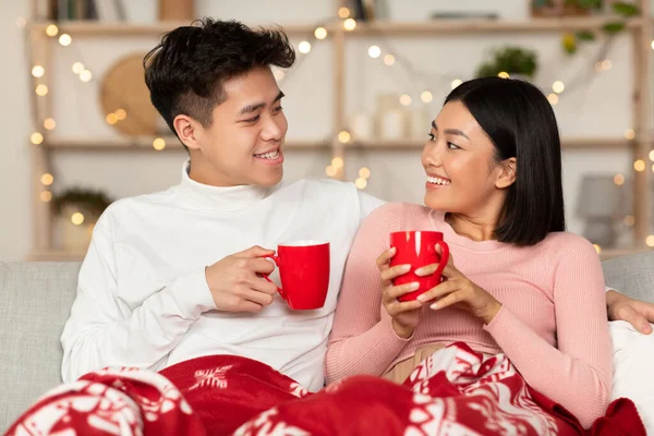 Los cónyuges asiáticos tomando café celebrando la víspera de Navidad juntos en casa — Foto de Stock