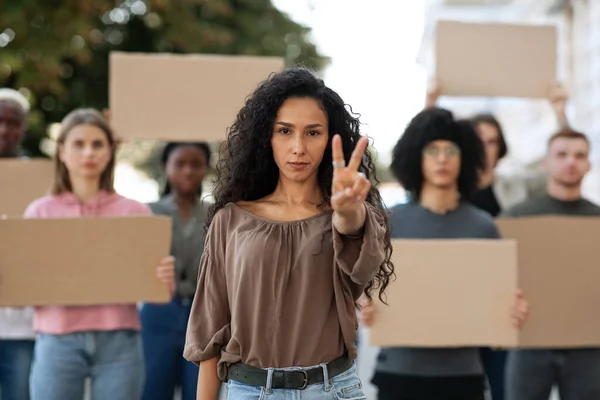 Gruppo multietnico di manifestanti che lottano per la pace nel mondo — Foto Stock