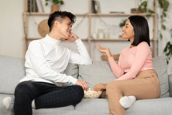 Couple coréen flirter et parler pendant le séjour à la maison Date à l'intérieur — Photo