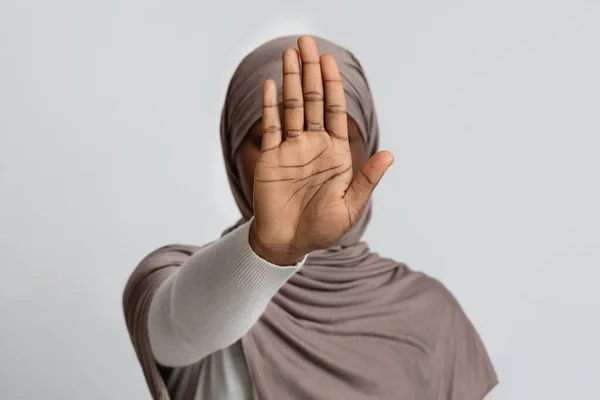 Żadnej dyskryminacji. Czarna dama w hidżabie pokazuje gest stop z otwartą dłonią — Zdjęcie stockowe