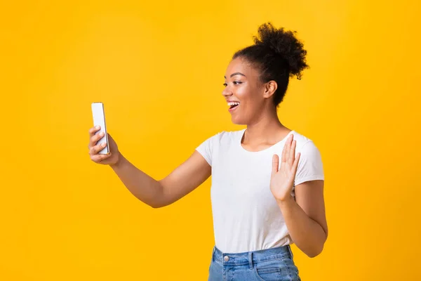 Ευτυχισμένη μαύρη κυρία που κάνει βιντεοκλήση χρησιμοποιώντας κινητό τηλέφωνο — Φωτογραφία Αρχείου