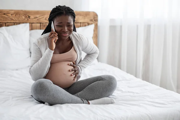 Afro-américaine enceinte dame sentir la douleur dans le ventre, appeler le médecin sur téléphone portable — Photo