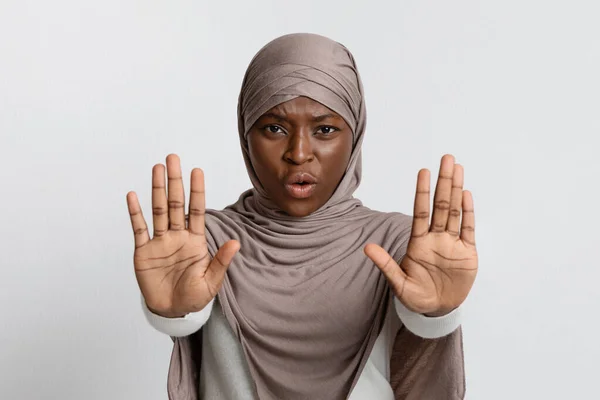 Ενοχλημένη μαύρη κυρία με χιτζάμπ που αρνείται να σταματήσει την χειρονομία με ανοιγμένες παλάμες — Φωτογραφία Αρχείου