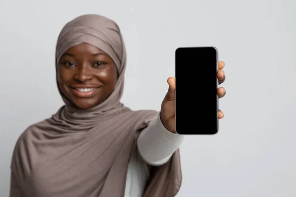 Αφρικανική μουσουλμάνα γυναίκα σε Hijab Εμφάνιση Smartphone με μαύρη λευκή οθόνη, Mockup — Φωτογραφία Αρχείου