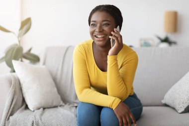 Telefon var. Memlekette cep telefonuyla konuşan neşeli Afrikalı Amerikalı Kadın