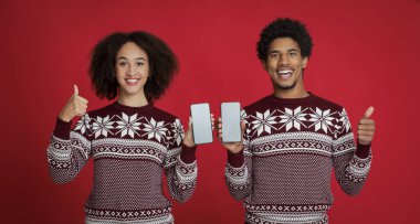 Yeni yılı ve Noel 'i aynı kıyafetlerle kutlamak.