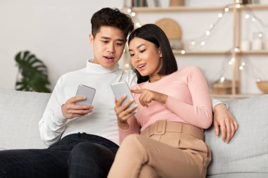 Milenyum Çifti Kapalı Salonda Oturan Cep Telefonlarını Kullanıyor