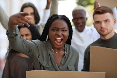 İklim hareketi için grev yapan kızgın gençler