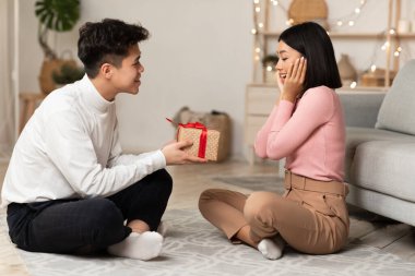 Çinli Koca, Evde Noel 'i Kutlayan Eşine Hediye Veriyor