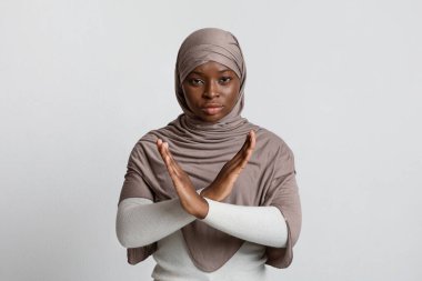 Irkçılığa hayır de. Siyah Müslüman Kadın Çapraz El Hareketi Gösteriyor
