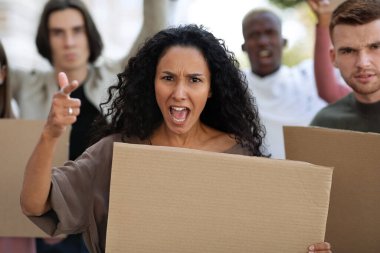 Göstericiler ellerinde boş pankartlarla sokaklarda isyan çıkarıyorlar.