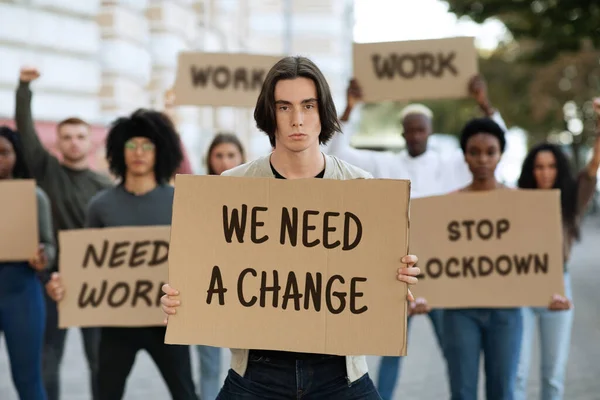 Internationale Gruppe junger Menschen kämpft gegen Aussperrung — Stockfoto