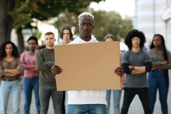 Afroamerikaner mit leerem Plakat führt Gruppe von Demonstranten an — Stockfoto