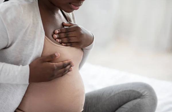 Grossesse Inconfort. Femme enceinte noire souffrant de sentiments douloureux dans le sein, se massant — Photo