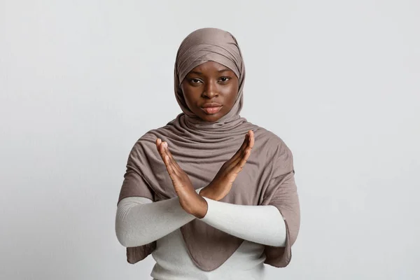 Nie zgadzaj się na rasizm. Czarny Muzułmanin kobieta pokazuje krzyż ręce Gesture — Zdjęcie stockowe