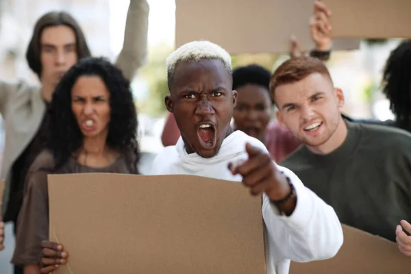 Verstümmelte Gruppe von Demonstranten streikt auf der Straße — Stockfoto