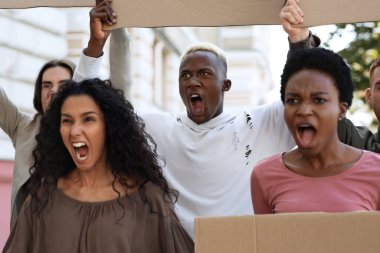 Irkçılık, kirlilik ve savaşa karşı grev yapan öfkeli göstericiler