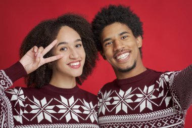 Genç bir çiftin Noel 'de ya da Yeni Yıl' da çekilmiş aile fotoğrafı.