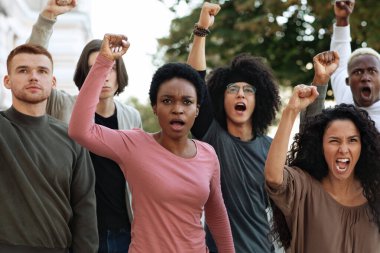 Çok ırklı protestocular sokakta ırkçılığa karşı grev yapıyor