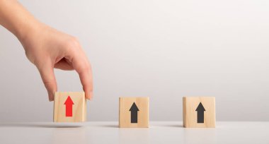 Kadın El, Okları Yukarda Ahşap Bloklar Koyuyor, Gri Arkaplan