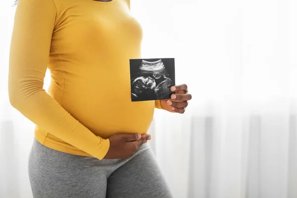 Femme noire enceinte montrant son échographie de bébé — Photo