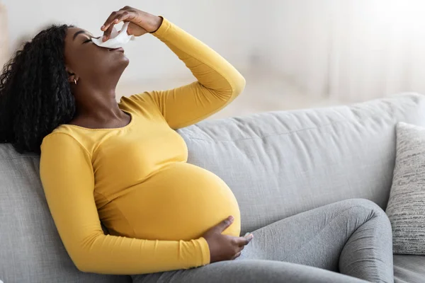 Czarna kobieta w ciąży z krwawieniem z nosa lub krwawieniem z nosa — Zdjęcie stockowe