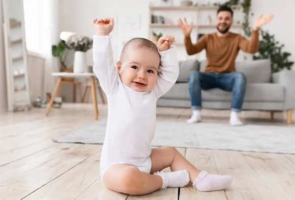 Mutlu Baba, bebeğine evde bakıyor. — Stok fotoğraf