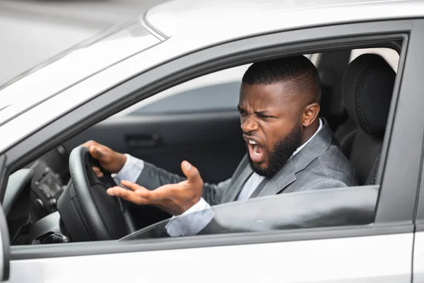 Wütender schwarzer Fahrer kämpft auf der Straße und steckt im Verkehr fest — Stockfoto