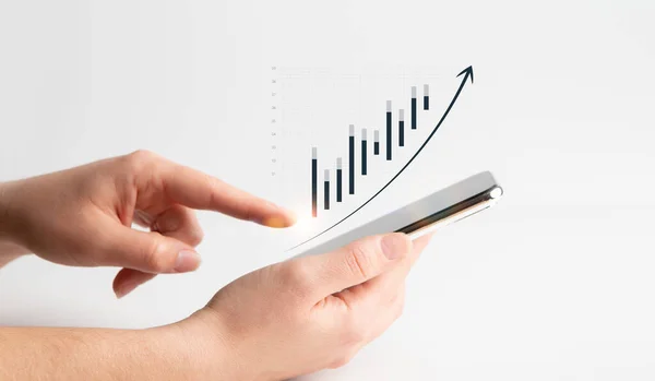 Koláž ženy držící smartphone a finanční graf s rostoucí šipkou — Stock fotografie