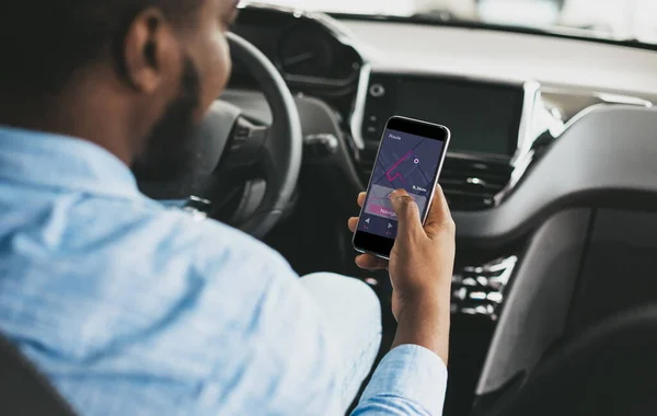 African Driver Using Smartphone with Car Navigation App Driving Auto — стоковое фото