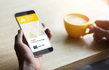 Salonda oturan akıllı telefondan taksiyi rezerve eden adam mobil uygulaması