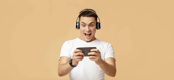 Cool game and online victory with modern gadget — Stock Photo, Image