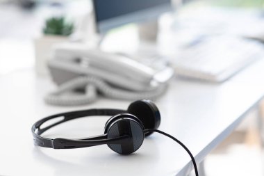 Çağrı merkezinde modern kulaklıkları olan yardım hattı operatörleri işyeri, boş alan