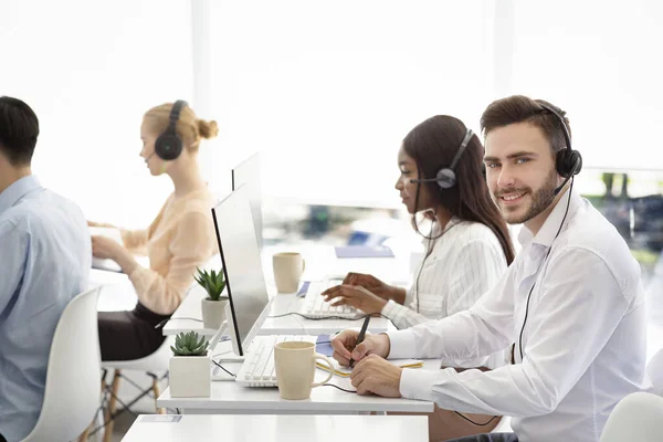 Diverse klantenserviceproviders helpen klanten, lossen technische problemen op of verkopen goederen in callcenter — Stockfoto