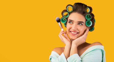 Poz Veren Kadın Makyaj Fırçası Sarı Arkaplan, Panorama