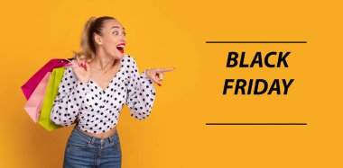 Alışveriş çantalı genç bayan siyah cuma mesajını işaret ediyor.