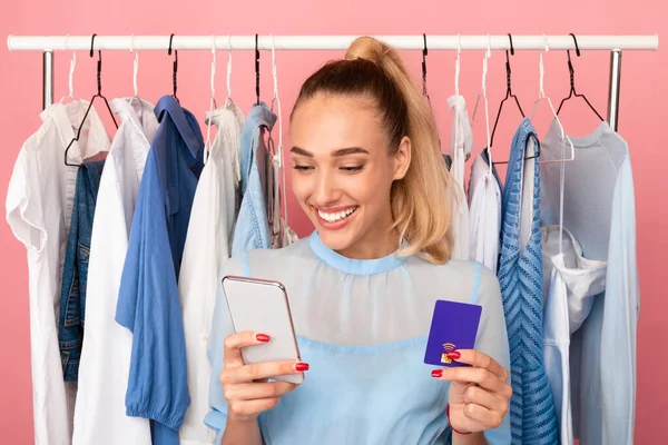 Улыбающаяся стильная дама с мобильным телефоном и кредитной картой — стоковое фото