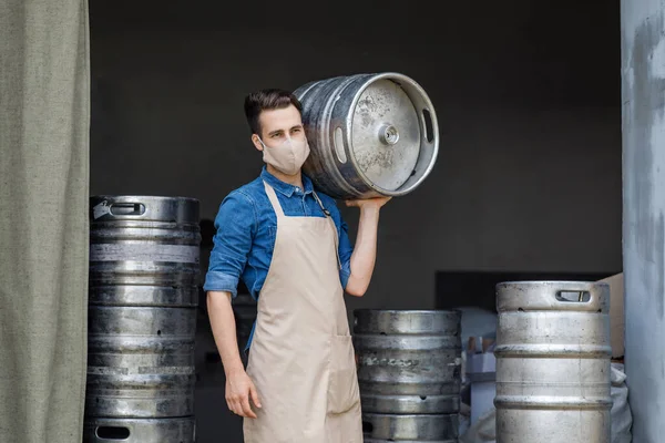 Arbeit in der Brauerei während der Coronavirus-Pandemie und in der industriellen Craft-Beer-Anlage — Stockfoto