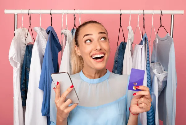 Šťastná dáma držící mobilní telefon a kreditní kartu — Stock fotografie