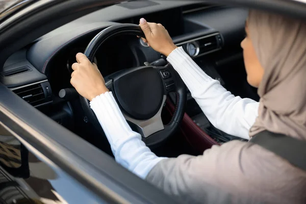 Achteraanzicht van moslim vrouw rijden haar auto — Stockfoto