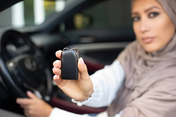 젊은 음악인 부인이 자동차 키를 보여 주고, 운전자 좌석에 앉아 있다 — 스톡 사진