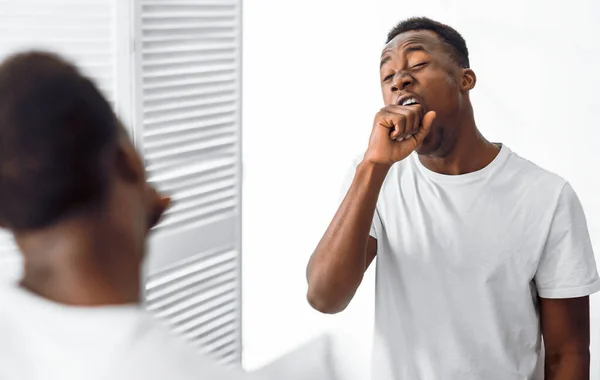 Somnoliento negro chico bostezando de pie en baño en la mañana — Foto de Stock