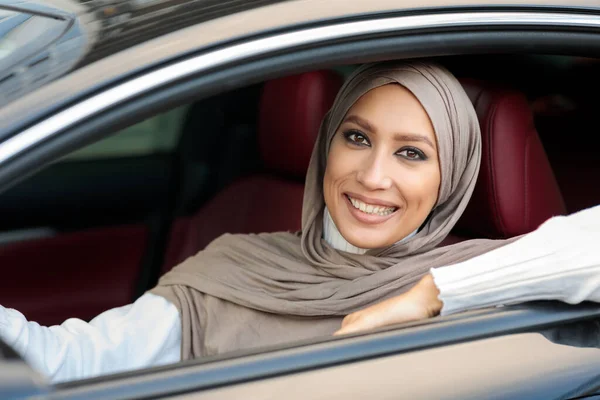 Vrolijke glimlachende moslim vrouw rijden haar nieuwe auto — Stockfoto