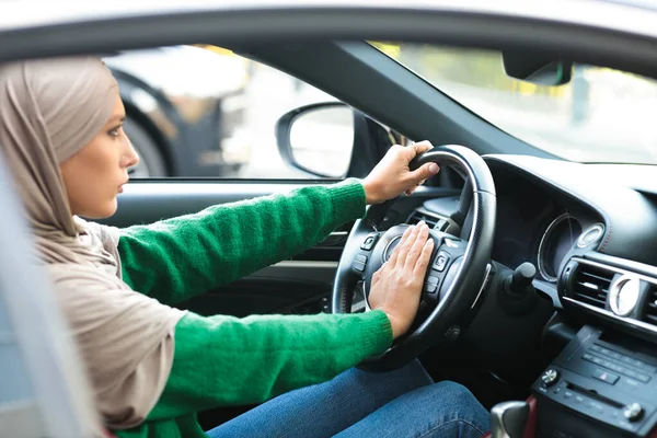 Serieuze moslim vrouw rijden haar auto en toeteren — Stockfoto