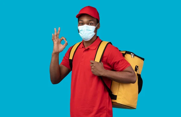 Afrikansk amerikan leverans man i medicinsk mask bär termoväska — Stockfoto