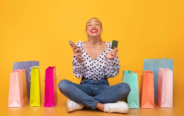 Glückliche Frau mit Handy und Kreditkarte — Stockfoto